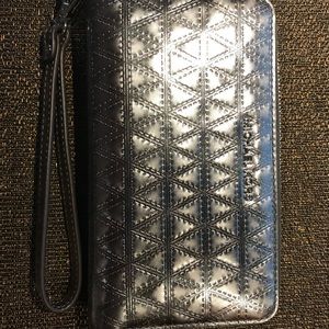 MICHAEL KORS MULTIFUNCTION WRISTLET GUNMETAL